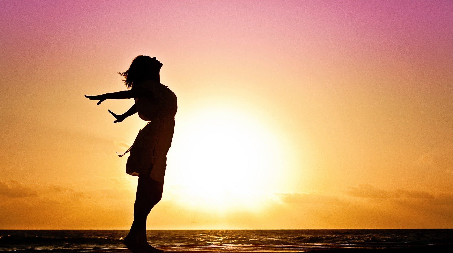 Bannière silhouette femme bord de mer couché de soleil